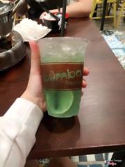 Nước chanh giống như xà phòng v trời :( khó uống quá , dưa lưới còn miễn cưỡng uống đc đấy :) để quên bịch khăn giấy , quay lại lấy cái thấy mất tiêu luon :( 