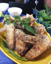 Chân gà cánh gà rang muối ngon nhất từng ăn :D Ngoài địa chỉ các quán vịt ở Trần Đại Nghĩa kéo dài cũng nổi tiếng với món gà ranh muối khá đậm đà, thì gà rang muối ở đây làm vừa miệng hơn, phục vụ nhanh, mà thịt gà k bị bở chút nào, quán sáng sủa đồ uống rẻ, 2 anh chị chủ là chủ hộ luôn nên tất thân thiện :> Tối nay vừa ăn xong, 5 người hết 440k, menu k đa dạng lắm món chủ đạo là chân vs cánh các kiểu (xả ớt cũng ngon nhất từng đc ăn, rang muối vs nộm rút xương), riêng món nộm thì hơi thất vọng, nhưng cũng rẻ 35k/đĩa :)) chân 10k, cánh 20k, ăn nhoè :v Địa chỉ: số 102 C8, đi thẳng Trần Huy Liệu - Giảng Võ rẽ phải, rẽ phải tiếp thì quán đó đối diện cửa chung cư C7, mặt tiền rộng dễ nhận ra lắm :D Chấm cho 4 sao rưỡi nha ^^ #lozi #lozihanoi #foodporn #night #friends #chicken #changa #rangmuoi 