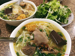 Bún bò huế 151 chiến thắng, hà đông. Nước thơm dã man, có mùi sả với kiểu mùi tôm hấp bia ý :-s miếng móng giò to bự chảng luôn 😂😂 viên chả cua kia cx ngon nữa huhu ăn thật lắm ý. 30k ưng cái miệng 👏👏👏