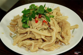 Kèm với lá sung và đinh lăng.