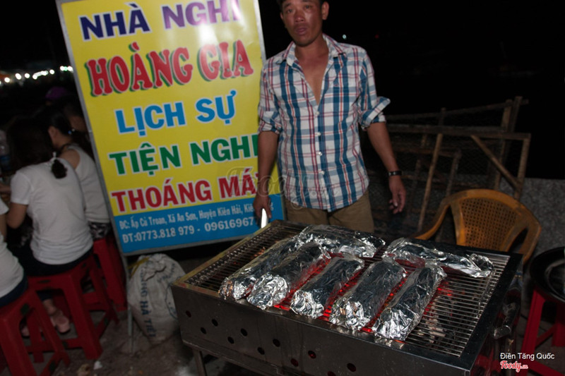 Anh nướng hải sản kiêm hướng dẫn viên đảo cho nhóm tụi mình, rất là dễ thương- Nhà nghỉ Hoàng Gia Nam Du