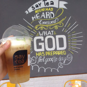 🚩 Say Tea 428 Tây Sơn - Đống Đa: thấy các chị reviewer có tiếng trên Foody check-in ở đây ngay ngày đầu khai trương nhưng đến hết khai trương bé mới vác được cái mặt đến 😂 Gọi một vị an toàn là Trà xanh kem cheese và kết quả là hơi ngoài mong đợi đó ạ. Uống ngụm đầu thì chưa cảm nhận được vị chua chua mặn mặn của kem cheese, phải hút khoảng 2-3 phát để kem hoà với vị trà mới thấy ngon làm sao 😭 Trà nên gọi 50% đường sẽ cảm nhận được hương vị của kem cheese, điều đặc biệt là kem cheese cho khá là đặc và nhiều, uống hết trà vẫn còn một đống kem ở dưới đáy ㅠㅠ Và giá cả thì quá phải chăng ạ (không nói là so với mặt bằng chung được coi là rẻ): 36k cho một cốc này bao gồm cả topping trân châu trắng. Vì điều kiện nhà gần nên từ sau nếu kinh tế eo hẹp cũng không bị cơn vật trà sữa làm khổ nữa rồi 😂 