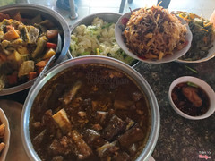 Tàu hủ kho thập cẩm, Củ cải muối xào khóm. Các món xào có thể thay đổi tuỳ theo thực đơn từng ngày.