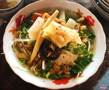 Vegan rice vermicelli noodles with soup (Hủ Tiếu Thập Cẩm)