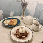 Trong hình này là bánh chuối và bánh hạnh nhân kèm trà sâm dứa. Ban đầu đến vì mê em bánh chúi nhưng ăn rùi lại nghiền bánh hạnh nhân hơn hihi. Bánh ngon và quán thì rất xinh ❤️