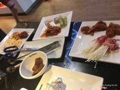 Tự đi lấy món để nướng neh