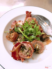 Bên trong là bò vs tiêu xanh, ra thơm, bên ngoài là thịt xông khói cuộn. Món này ăn kèm với salad và sốt mayonnaise, ngon nhưng đợi siu lâu. Ghé mua lúc gần 6h  mà hơn 6 rưỡi mới làm xong, sốt cả ruột