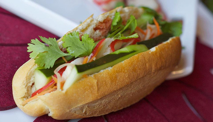 Bánh Mì Thịt Nướng & Ốp La, Chả Lụa