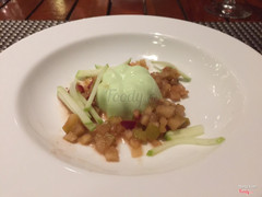 Panna cotta lá dứa ăn kèm táo xào quế