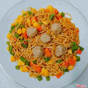 Mỳ trộn rau củ bò viên