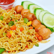 Mỳ trộn rau củ tôm viên