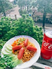 Mì trộn xúc xích