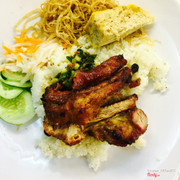 cơm tấm sườn chéo huỳnh văn bánh , mặt bằng cũng thoáng , mới thử lần đầu tiên , ướp đậm đà , lạ miệng , vệ sinh , giá cả cũng tạm , sẽ quay lại 