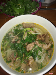 Bún má mềm và thơm, sợi bún dài, dai, nhỏ sợi. Thịt được hầm nên vừa mềm vừa thơm. Ăn lần nhớ mãi!