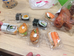 Ảnh tượng trưng thôi chứ aeon còn nhiều nhiều món ngon lắm. Sushi nè, gà nè, bành mì, cơm nắm,... Đều rất ngon. Đặc biệt là đến aeon không bao giờ quên ăn kem trà xanh và bông lan trứng muối, ôi nghĩ đến đã đói rồi. Gà rán ở aeon cũng ngon nữa chỉ là đến giờ ăn xếp hàng lâu ơi là lâu huhu. Nhưng mình vẫn yêu aeon lắm, ăn ngon lắm.