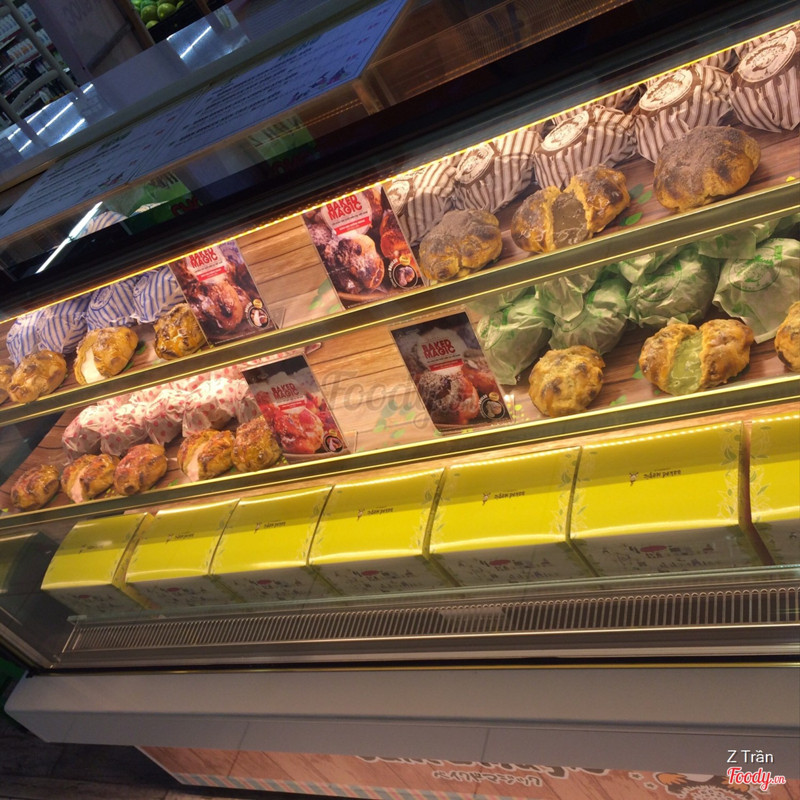 Quầy bánh với 4 vị: Vani, Chocolate, Dâu và Matcha