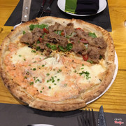 Pizza Cá hồi sốt kem & Bò xào dầu tỏi