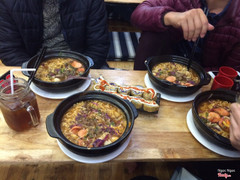 Phục vụ khá nhanh nhẹn,đồ ăn thì không phải bàn r 😆😆 Ngon , kimpap ăn ngập miệng.Mà e tưởng mỗi bàn đều có một bình nc sẵn chớ nhể 😂 