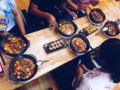 Nhìn ảnh hơi bé chút xíu tại mình chụp cao 😁 lần đầu tiên đi ăn ở đây. Toyaki vs kimbap khá ngon 😚 mì cay thì mình chỉ ăn đc cấp 1 thôi :((( con bạn mình ăn cấp 5 vẫn bảo bình thường 😭😭 mình vừa ăn vừa lau nước mắt 😂 lần đầu thử nên review là ngon :))) mùa đông sẽ quay lại 😁😁