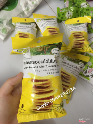Chuối sấy giòn kẹp mứt me.  Chúôi sấy giòn rụm kẹp mứt me chua chua,  ngọt ngọt ở giữa.  Lạ mà ngon lắm khách ơi.  💰💰💰Giá 25k/bịch 40gr