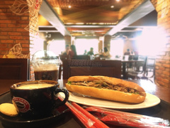 Combo bánh mì- cà phê sữa đá. Caramel machiato