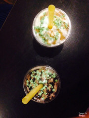 Crème Bruleez (trắng) và Chocomint (nâu). Mint choco chip là add-on nhé