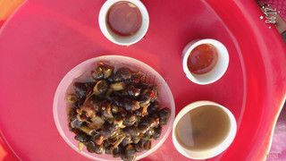 Ốc xào, ốc luộc. 1 đĩa đầy ụ nhé. Ngon lắm mn ạ. Quán bác này đi từ trên đình chợ vinh nhìn xuống bên tay trái, đối diện c bán nước mía bchieu nhé. Giá 15k 1 đĩa 