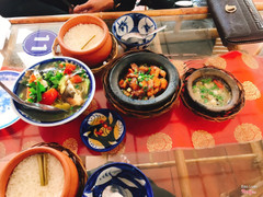 Tới quán thấy khá đông nên ghé vào. Mình gọi tôm thịt rim ăn cũng ok , kho quẹt không ngon ko có gì đặc chưng ăn giống nước mắm chưng thôi , canh chua cá lóc đem ra nguội ăn ko ngon , giá cao ko đáng với những món bình thường như vậy