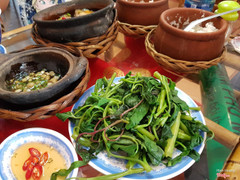 Đây là dĩa rau tập tàng mà toàn rau muống không có lấy một cọng rau tập tành nào