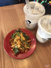 lần thứ 2 quay lại quán sau hôm khai trương. cảm nhận đầu tiên vẫn là NV lễ phép chào hỏi vui vẻ. m gọi 2 trà sữa chees trân châu trắng. chees ngậy thơm và sánh, trà ngọt vừa phải hợp mình uống.  nhân viên làm nhanh mặc dù mình vào lúc quán cũng khá đông các bạn bên Now ngồi chờ. m có mang thêm khô gà đến ăn mượn quán cái đĩa để bỏ ra các bạn í cũng vui vẻ cho mượn luôn. quán mát có nhiều trò chơi bọn mình ngồi 3 tiếng buổi chiều mát không muốn về. nhà gần nên sẽ quay lại quán dài dài. vote 5 sao cho quán.