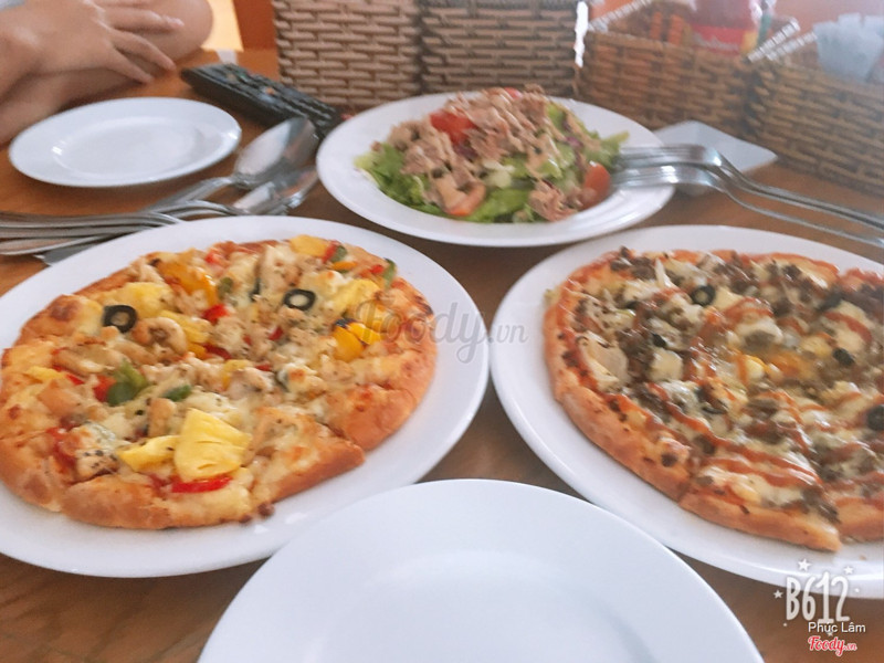 Pizza gà ,pizza bò, salad cá ngừ