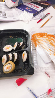 - Kimbap ngon đặc biệt là kimbap chiên rất thơm và phần bột rất giòn . Tuy nhiên set 3 người chỉ có một đôi đũa , và không có sốt mayonaise .