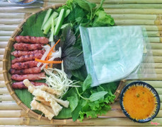 Nem nướng cuốn bánh tráng