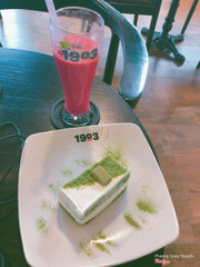 sinh tố xoài hồng và bánh matcha