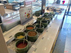 Quầy sốt tự phục vụ.