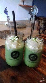 matcha latte. 35k. cũng được. quán tầng 1 lúc bước vào mùi nồg nặc 😑 sau rồi cũng bớt. ngồi tầng 2 thoáng hơn. quán có 3 tầng. mấy em mèo ngoan.