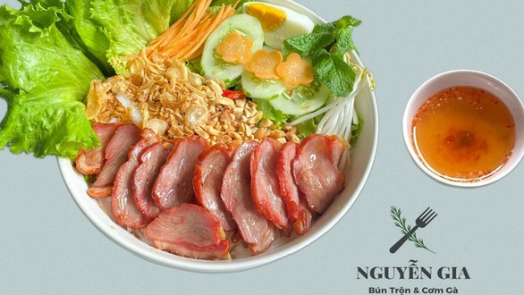 Nguyễn Gia - Bún Trộn & Cơm Gà - Nguyên Hồng