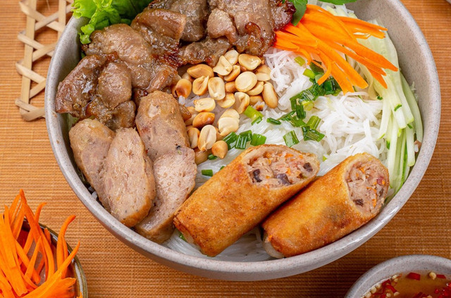 Cô Tín - Bún Thịt Nướng - Cách Mạng Tháng 8