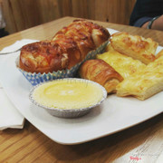 Huhu dạo này tdung bị thích quán ABC cực ý. Bánh ngon mà mềm nửa chứ, ăn loại nào củng ok hết, giá cả thì vừa túi tiền nửa. Không gian thì rất ok, phù hợp với mọi lứa tuổi luôn 💗 Mình hay ghé quán vào mỗi lúc đi học chiều về :3 đi quang qa ngửi mùi là k cưỡng lại đc rồi((( Hãy ghé ABC khi bạn đi ngang qa nhé)))) 