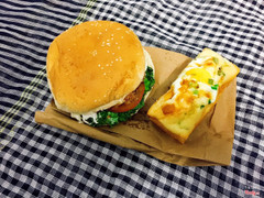 Hamburger + bánh trứng tại ABC