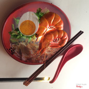 Tường trên đầu quán