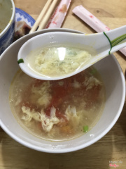 Canh cà chua rất ngon, ko có vị bột ngọt nhiều như sủi cảo đại nương, ở đây ngon hơn thật