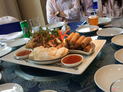 Miến hải sản kiểu Thái: ngoài vị cay và chua ra ko còn vị gì khác, nói chung ko ngon
Chả giò vịt kiểu Bắc Kinh dùng kèm với sốt mận, ớt và gừng: chả giò Ok, sốt đậm đà ăn khá hợp với chả giò