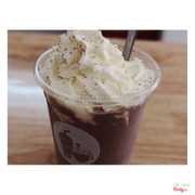 Ly Cookie này hơi ngọt chút xíu thôi và khá ngon 🍪 Trà sữa Lavida Lê Bình có không gian hẹp nên không đc thoải mái và riêng tư cho lắm 😭 bù lại, có mấy chị nhân viên cũng dễ thương 🌸 các món ở đây giống như những quán khác thôi, giá cả trung bình, nhiều món rẻ hơn những chỗ khác ( ví dụ như ly Cookie này ) 👍 mình không thích uống các loại trà ở Lavida như trà đào, trà vải ... tại thấy vị hơi lạ với hơi chát quá, uống không quen :((((((( 