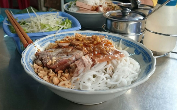 Bún Mắm & Bánh Mì Thịt Heo Quay