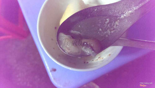 con dòi màu trắng chỗ đầu muỗng