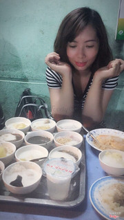 Chè Khánh Vy .Bạn đến muỏn ăn chè nào cũng có .Nguyen 1mâm co 88k. Vừa túi tiền luôn. Bánh plan rất ngon .Nhưng chè nhiều quá ăn hơi bị ngán.Mấy bạn đến cứ ăn 2,3cgén là dc rồi