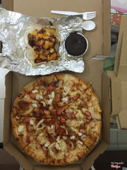 Pizza domino. Gà nướng phô mai cay. Bánh chocolate. 