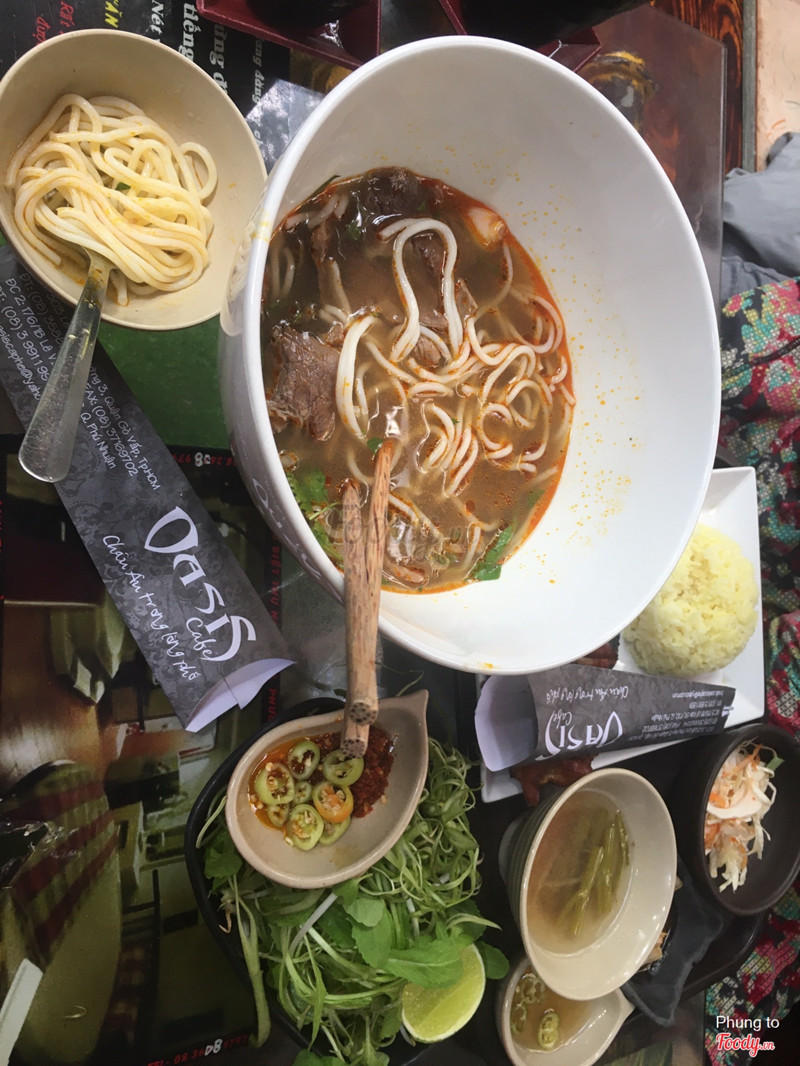 bun bò thịt siêu dai, đựng trong cái chậu siêu to