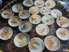 cả khay bánh bèo thế này ăn rất đã, nước mắm cũng ngon.